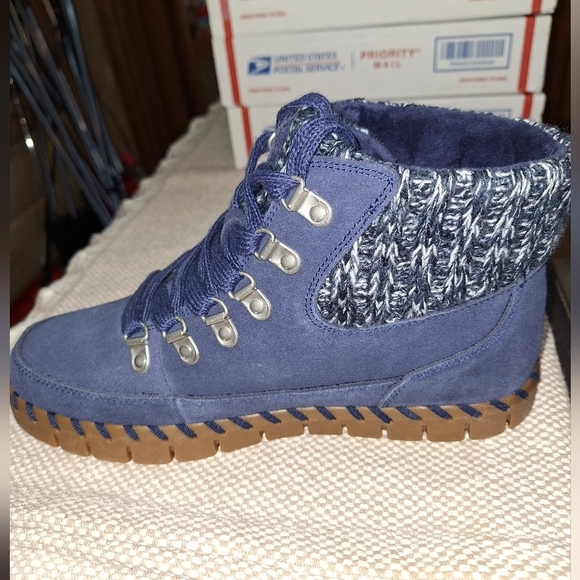 A pair of MukLuks genuine suede booties with a faux fur lining in a size 8. - Picture 11 of 12